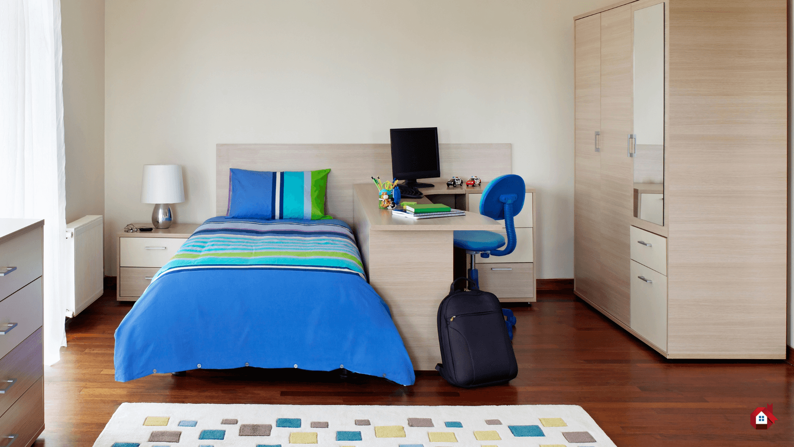 Aménagement d'une chambre d'enfant avec un coin bureau intégré