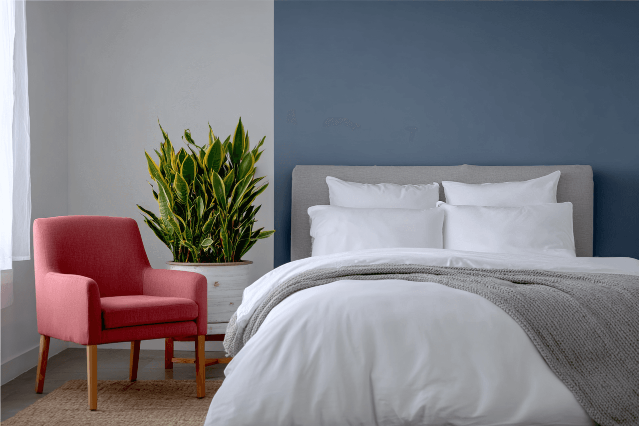 Femme endormie paisiblement sous une couverture grise en tissu doux