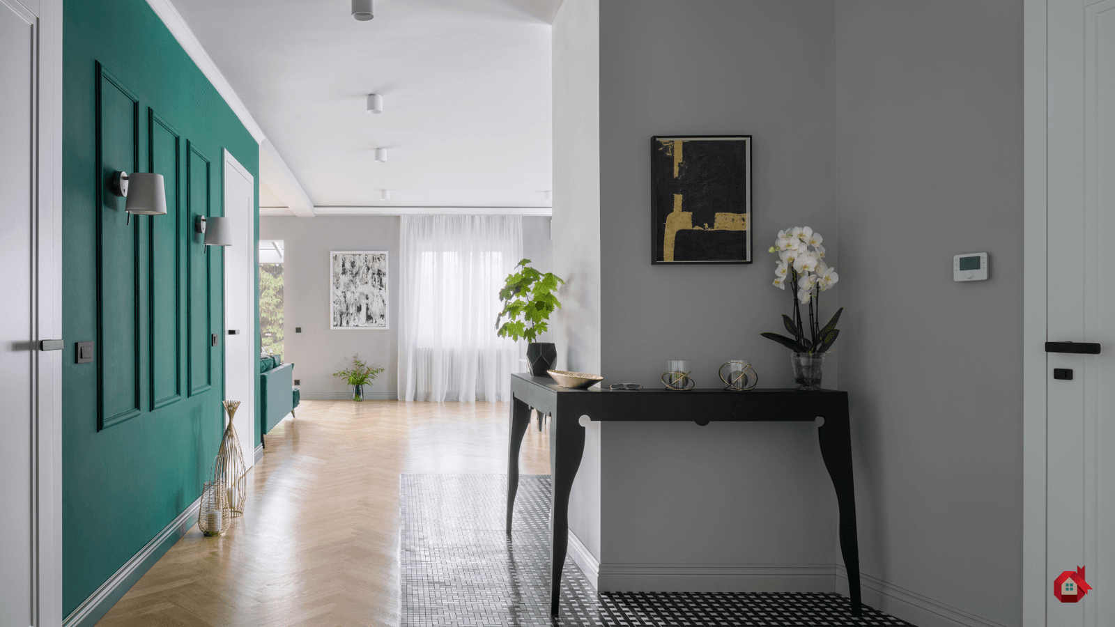 Entrée élégante et moderne avec mur vert foncé et plancher en parquet à chevrons.