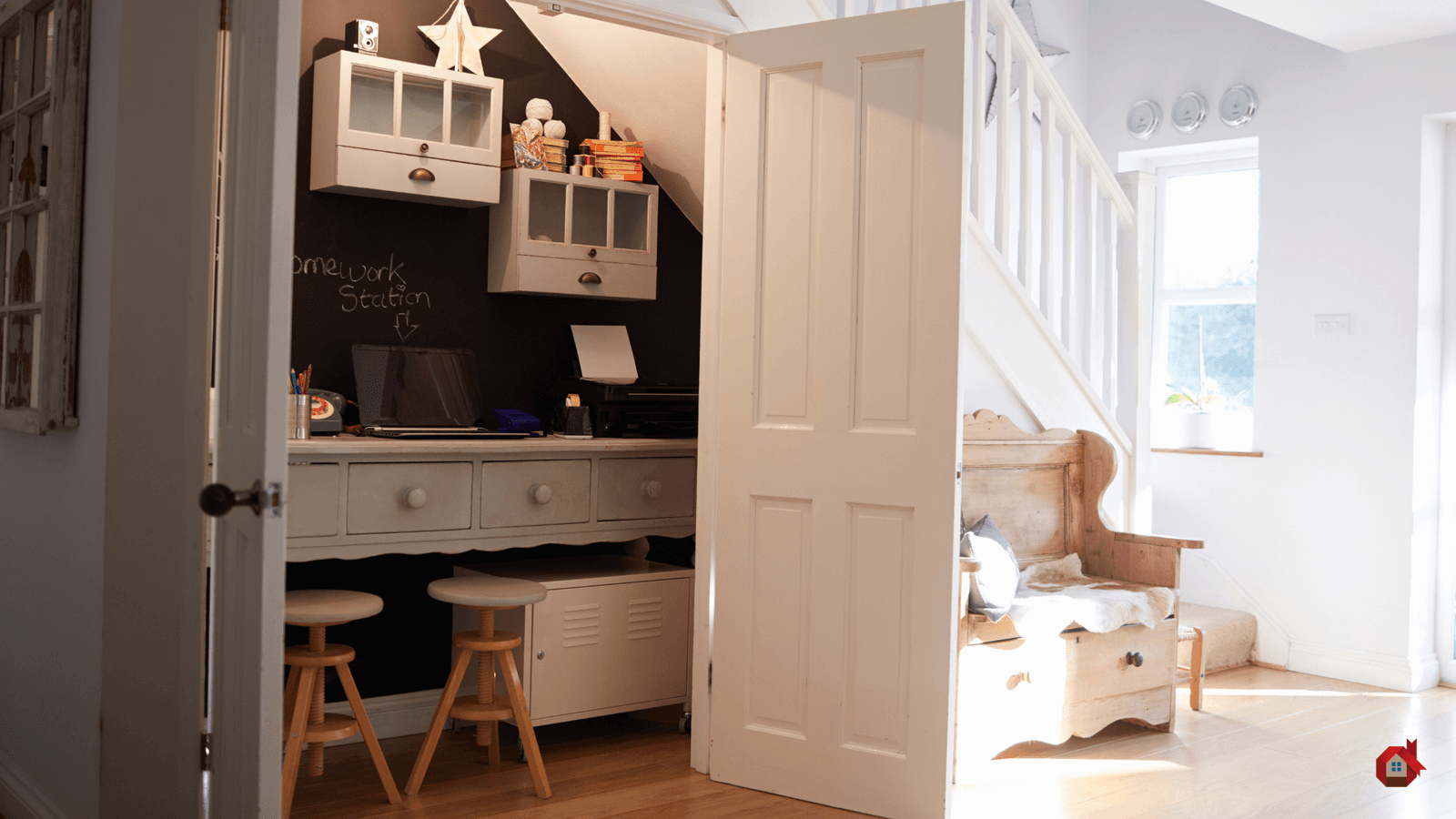 aménagements sous escaliers avec bureau et rangement 