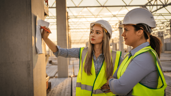 femmes en construction