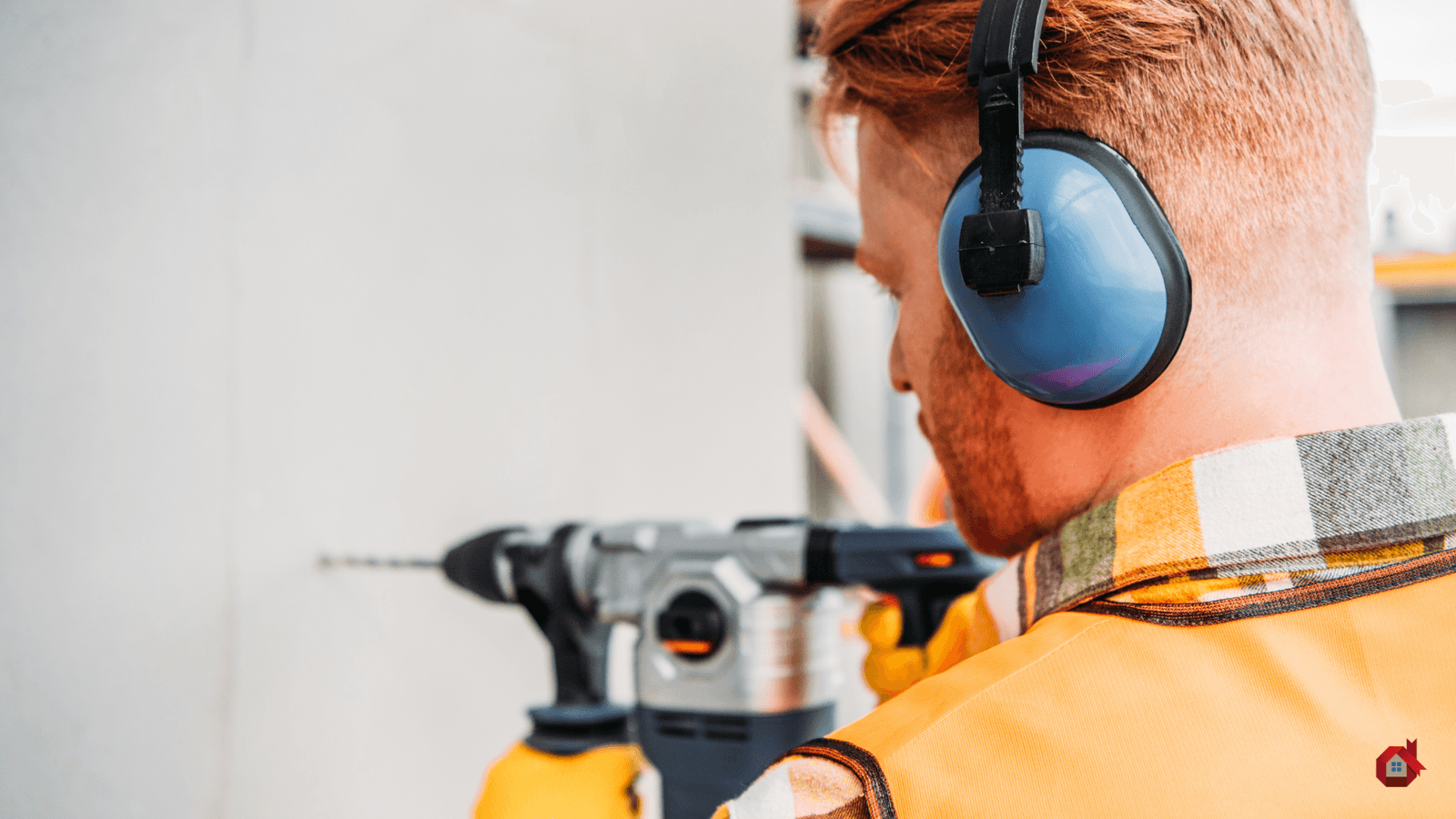 entrepreneur en construction avec protection sur les oreilles 