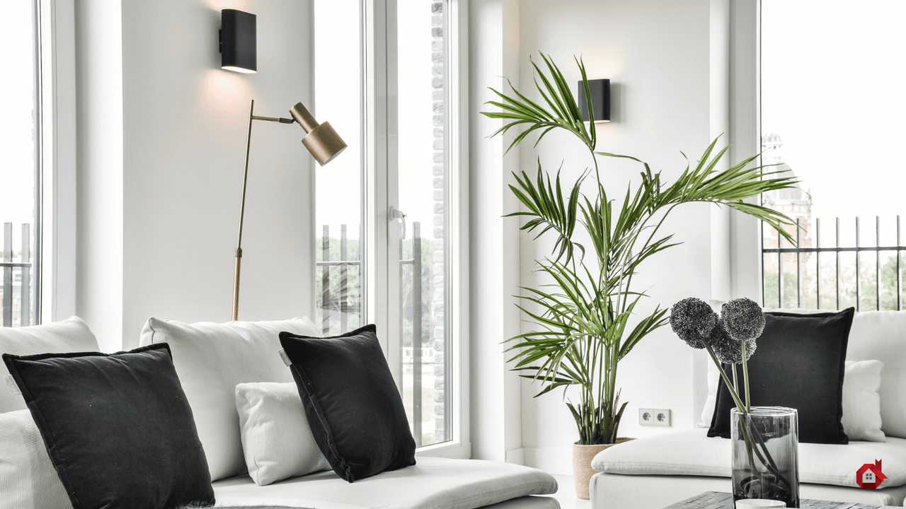 salon blanc et moderne avec applique mural