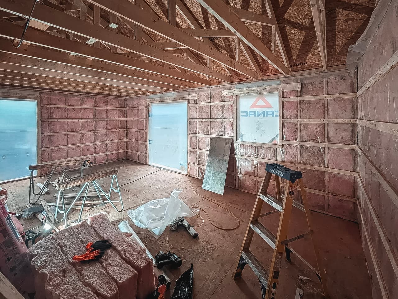 Maison en rénovation avec isolation apparente et structure en bois, illustrant un projet nécessitant un entrepreneur qualifié