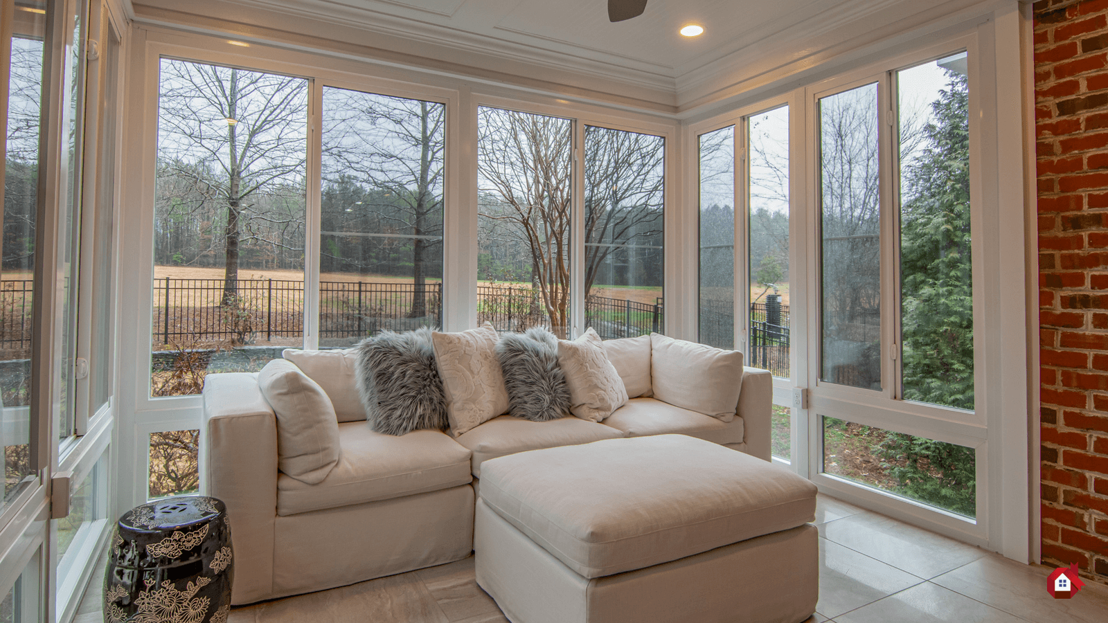 canapé devant fenêtre 