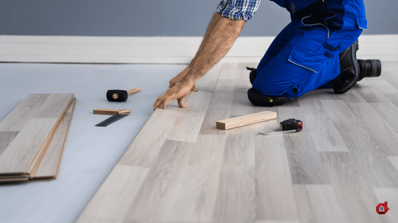 Entrepreneur en train de refaire le plancher