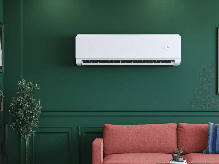 Salon moderne avec canapé rouge, mur vert foncé et climatiseur mural blanc installé au-dessus