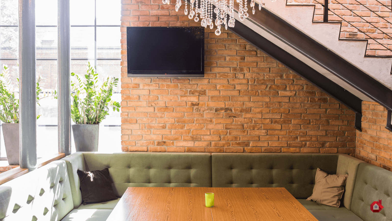 aménagements sous escaliers avec cuisine et banc pour manger 