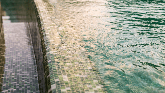 Piscine à débordement