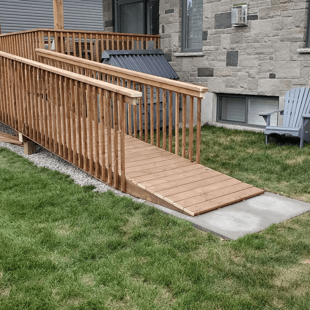Rampe d’accès en bois avec garde-corps pour une entrée résidentielle sécuritaire et accessible