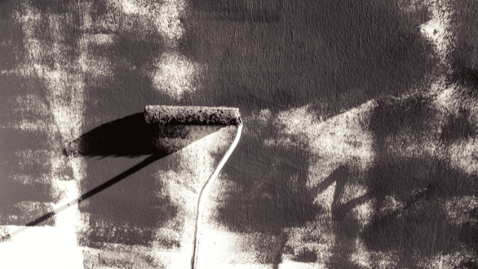 Peinture à la chaux grise difficile à appliquer 