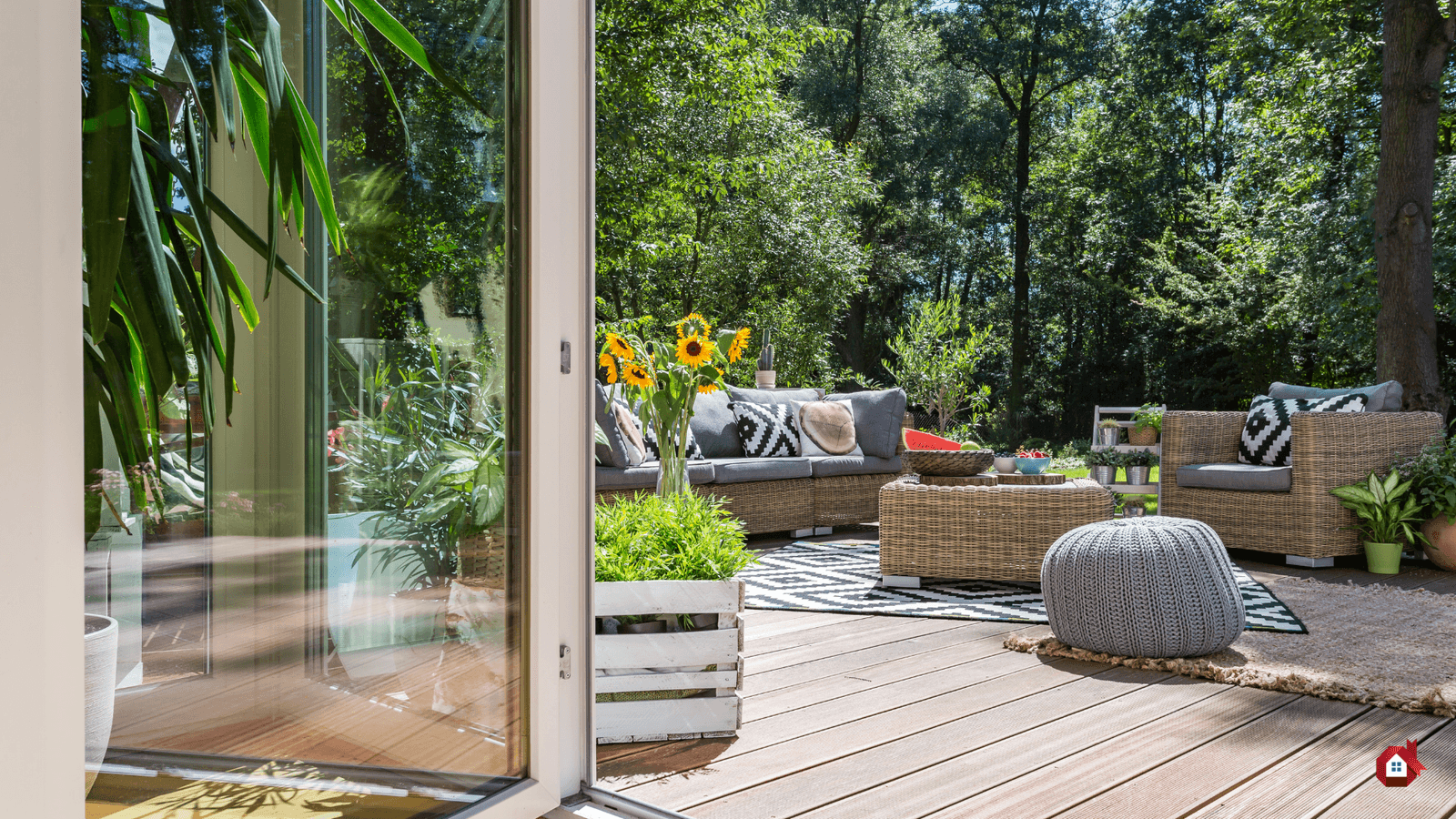 terrasse en bois avec mobilier en paille 