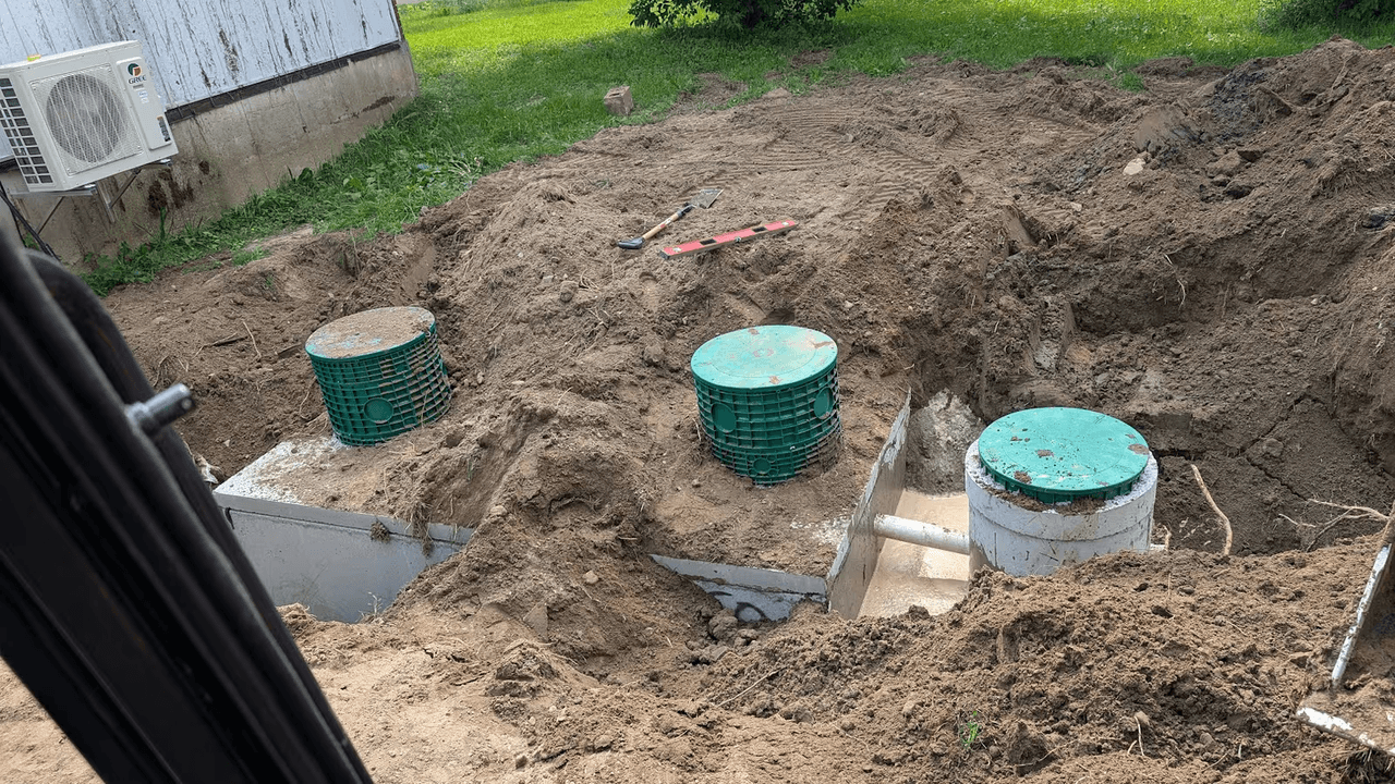 Au Québec, la gestion de l'eau potable au sein de nos habitations fait face à un double défi : environnemental et financier. Bien que notre province regorge de ressources hydriques, la production d'eau potable et le traitement subséquent des eaux usées par les infrastructures municipales coûtent cher à la collectivité. Pour un propriétaire résidentiel, un rénovateur écoresponsable ou un auto-constructeur, s'intéresser aux eaux ménagères (ou eaux grises) s'avère une démarche logique dans un contexte de transition écologique. Cependant, lorsqu'on aborde la facture globale, les chiffres fluctuent drastiquement selon les objectifs du projet. Souhaitez-vous simplement capter l'énergie thermique résiduelle pour alléger votre facture d'Hydro-Québec, ou désirez-vous purifier l'eau pour alimenter vos chasses d'eau ? En 2026, l'enveloppe budgétaire requise s'établit dans une fourchette allant de 800 $ pour un composant passif à plus de 15 000 $ pour une autonomie avancée. Ce guide présente des ordres de grandeur réalistes pour le marché québécois afin de vous aider à planifier votre investissement. Prix selon la technologie : Du récupérateur de chaleur au recyclage complet L'Office québécois de la langue française (OQLF) distingue clairement les eaux ménagères (provenant des douches, bains, lavabos et de la machine à laver) des eaux vannes (issues des toilettes, chargées de matières fécales et de pathogènes). Les technologies disponibles sur le marché ne traitent que la première catégorie, mais de deux manières complètement différentes : par récupération thermique ou par recyclage physique. Tableau comparatif des coûts de systèmes d'eaux grises en 2026 Le tableau ci-dessous résume les coûts indicatifs de l’équipement de plomberie, de traitement et des composants mécaniques requis selon le type de technologie implantée : Technologie de traitement Coût moyen du matériel (HT) Complexité d'intégration Usage principal RCEG (récupérateur passif) 800 $ à 1 200 $ Faible (neuf) à modérée (rénovation) Préchauffage de l'eau froide domestique Filtration de base avec réservoir 3 000 $ à 5 500 $ Modérée à élevée Arrosage extérieur uniquement Unité de traitement avancée conforme aux normes et exigences applicables 6 000 $ à 9 500 $ Très élevée Réutilisation non potable, principalement pour l’alimentation des toilettes ou des urinoirs, sous réserve des exigences applicables. Récupérateur de chaleur des eaux grises (RCEG) : L'option abordable Le récupérateur de chaleur des eaux grises (RCEG) est le système le plus populaire et le plus accessible au Québec. Ce dispositif entièrement passif ne stocke pas l'eau : il en extrait uniquement les calories. Concrètement, il s'agit d'un long cylindre en cuivre haut de gamme qui remplace une section verticale du tuyau d'évacuation principal de la maison. Lorsque vous prenez une douche, l'eau chaude usée s'écoule le long des parois intérieures du cylindre. Simultanément, l'eau froide propre provenant de l'aqueduc ou d'un puits circule dans un serpentin en cuivre enroulé serré autour de ce même drain. Par simple conduction thermique, l'eau froide entrante – qui descend souvent jusqu'à un frigorifique de 4 °C ou 5 °C pendant nos hivers québécois rigoureux – est préchauffée pour atteindre entre 20 °C et 25 °C avant même d'entrer dans votre chauffe-eau ou votre mitigeur de douche. Coût d'achat de l'appareil : Entre 800 $ et 1 200 $ selon le diamètre (généralement 3 ou 4 pouces) et la longueur du tube (de 36 à 72 pouces). Subventions et incitatifs : Les programmes d’aide financière évoluent régulièrement. LogisVert soutient plusieurs mesures d’efficacité énergétique résidentielle, mais l’admissibilité d’un RCEG doit être vérifiée directement auprès du programme ou de la municipalité avant l’achat. Certaines municipalités peuvent offrir des incitatifs pour des écogestes ou des équipements d’efficacité énergétique, mais les programmes, les montants et les critères varient selon la municipalité et doivent être vérifiés avant l’achat. Lorsque des incitatifs sont disponibles, ils peuvent réduire le coût net du projet. Le montant exact doit être confirmé auprès de la municipalité ou du programme concerné. Avant de procéder aux travaux, il est toujours judicieux d'effectuer une estimation du coût de vos rénovations globales pour maximiser l'accès aux enveloppes gouvernementales. Unités de filtration avancées pour les toilettes et l'arrosage Si votre objectif est de réduire concrètement votre consommation volumétrique d'eau potable, vous devez vous tourner vers des unités de traitement bouclées. Ces machines filtrent, désinfectent et stockent les eaux ménagères pour qu'elles puissent être réutilisées de manière sécuritaire là où l'eau potable n'est pas requise. Pour alimenter une chasse d’eau ou un urinoir, l’eau doit subir une filtration fine combinée à un traitement ultraviolet (UV) ou à une chloration automatique. Sans cette désinfection stricte, les bactéries se multiplieraient rapidement dans le réservoir de la toilette, générant de mauvaises odeurs et des risques sanitaires pour les occupants. Coût d'une unité de filtration autonome : Prévoyez entre 5 000 $ et 9 500 $ pour l'unité centrale de pompage et de filtration automatique. Composants annexes : Il faut ajouter le coût des réservoirs de stockage tampon, des filtres de rechange annuels et des systèmes de dérivation de sécurité (surverse vers l'égout principal). Les frais d'installation : main-d'œuvre et plomberie double Le prix des équipements ne représente qu'une partie de l'équation. En plomberie résidentielle, la configuration architecturale de votre demeure dicte la complexité des travaux. En construction neuve, intégrer ces réseaux est relativement simple. En rénovation, ouvrir les plafonds du sous-sol pour intercepter les drains de douche exige des investissements majeurs. L'obligation réglementaire de la plomberie double Pour un système de recyclage complet des eaux ménagères, la Régie du bâtiment du Québec (RBQ) impose des règles draconiennes via le Code de construction (Chapitre III - Plomberie). Il est strictement interdit d'interconnecter le réseau d'eau potable et le réseau d'eau non potable. Un clapet anti-retour standard ne suffit pas : la séparation physique doit être absolue pour éliminer tout risque de refoulement ou de contamination croisée de l'aqueduc public. Un système de réutilisation intérieure exige généralement un réseau de distribution d’eau non potable distinct du réseau d’eau potable, avec des mesures de protection contre les raccordements croisés, selon les normes et exigences applicables. Concrètement, cela implique : Un réseau de tuyauterie distinct et clairement identifié, conformément aux exigences applicables, qui achemine l’eau traitée uniquement vers les usages non potables autorisés. Un système d'alimentation d'appoint en eau potable pour vos toilettes, configuré avec une coupure anti-retour atmosphérique (un espace d'air physique), afin que la chasse d'eau fonctionne même si le réservoir d'eaux grises est temporairement vide. Tarif de la main-d'œuvre qualifiée Une installation de cette envergure doit être confiée à un entrepreneur en plomberie détenant les licences appropriées au Québec; les exigences de qualification de la main-d’œuvre, dont celles de la CCQ, doivent être vérifiées selon le type de chantier et les travaux visés. Le tarif horaire d’un plombier varie selon la région, le type d’intervention, les frais de déplacement, l’urgence, l’entreprise et les pièces requises. Il est préférable de demander une soumission détaillée pour connaître le coût réel. Pour un RCEG : L'installation prend généralement de 2 à 4 heures dans un sous-sol où la colonne de renvoi est apparente, ce qui représente entre 350 $ et 600 $ de main-d'œuvre. Pour un système de recyclage complet : Entre la modification des collecteurs au sous-sol, la pose d’un réseau de tuyauterie d’eau non potable distinct et clairement identifié et les raccordements techniques, comptez entre 20 et 40 heures de travail spécialisé, soit une facture de main-d'œuvre oscillant entre 2 500 $ et 5 500 $. Pour éviter les mauvaises surprises et valider la faisabilité technique de votre projet, nous vous conseillons fortement de demander des soumissions en plomberie auprès de professionnels chevronnés de votre région. Rentabilité : est-ce un investissement payant pour votre ménage ? Pour analyser adéquatement le retour sur investissement (ROI), il faut diviser l'analyse selon la nature du système installé. Rentabilité du RCEG : Une valeur sûre Le récupérateur de chaleur des eaux grises offre la rentabilité la plus rapide et la plus prévisible au Québec. Le chauffage de l'eau sanitaire constitue le deuxième poste de dépense énergétique d'une famille québécoise, juste après le chauffage des espaces. Pour un ménage type de 4 personnes prenant des douches quotidiennes, un RCEG permet d'économiser environ 1 200 à 1 500 kWh par année. Aux tarifs d'électricité actuels, cela équivaut à une économie récurrente de 130 $ à 170 $ par an. Période d'amortissement : Selon un coût installé d’environ 1 150 $ à 1 800 $ et des économies annuelles de 130 $ à 170 $, l’amortissement se situe plutôt entre 7 et 14 ans sans subvention, ou entre 5 et 12 ans avec une aide de 300 $, selon le coût réel d’installation et l’utilisation. Avec une durée de vie utile de 30 à 50 ans sans aucun entretien mécanique, les décennies suivantes représentent un gain financier net. Rentabilité d'une unité de recyclage complète : Une vision à long terme Pour un système de traitement de l'eau avec plomberie double, le calcul financier s'avère plus complexe. Au Québec, la structure tarifaire des municipalités influence directement cette rentabilité : Municipalités avec tarification fixe : Si votre ville facture une taxe d'eau annuelle fixe (un montant forfaitaire inclus dans votre compte de taxes foncières), vos économies d'eau potable directes seront de 0 $ sur votre compte personnel. L'investissement est alors purement écologique ou dicté par une volonté d'autonomie. Municipalités avec compteurs d'eau (tarification municipale volumétrique) : Dans les villes qui mesurent et facturent chaque mètre cube d'eau consommé (et rejeté), économiser jusqu'à 30 % d'eau potable en réutilisant l'eau des douches pour les chasses d'eau prend tout son sens. Une famille de quatre personnes consomme environ 250 à 300 mètres cubes d'eau par an. En réduisant ce volume, l'économie peut atteindre de 150 $ à 300 $ annuellement. Période d’amortissement : Avec un coût global de 7 000 $ à 15 000 $ et des économies annuelles estimées à 150 $ à 300 $, le retour sur investissement strictement monétaire peut dépasser 25 ans et atteindre plusieurs décennies, selon la tarification municipale de l’eau et l’entretien requis. C'est pourquoi ce choix est principalement prisé par les auto-constructeurs de maisons écologiques hautement performantes ou les résidents n'ayant pas accès aux services municipaux. Normes et légalité : ce que dit la loi québécoise Avant d'acheter des équipements en ligne ou d'entamer des rénovations d'envergure, vous devez impérativement vous assurer de la conformité légale de votre installation aux yeux des autorités provinciales. Homologation du Bureau de normalisation du Québec (BNQ) Tout système de traitement des eaux grises destiné à une réutilisation intérieure doit respecter les exigences applicables du Code de plomberie, les normes pertinentes pour les réseaux d’eau non potable, les exigences municipales ou provinciales applicables, ainsi que les recommandations de santé publique. Toute certification exigée doit être confirmée auprès de l’autorité compétente avant l’installation. Une certification ou une validation reconnue contribue à démontrer la performance du système, mais la sécurité sanitaire dépend aussi de la conception, de l’installation, de l’entretien, de la désinfection, du suivi et de la prévention des raccordements croisés. Un inspecteur municipal ou un assureur pourrait exiger le retrait immédiat d'un système artisanal ou non certifié. Le cas des résidences isolées (Règlement Q-2, r. 22) Pour les maisons situées en zone rurale ou périurbaine qui ne sont pas raccordées à un réseau d'égout municipal, la gestion des eaux usées relève de la Loi sur la qualité de l'environnement et plus spécifiquement du Règlement sur l'évacuation et le traitement des eaux usées des résidences isolées (Q-2, r. 22). Si vous prévoyez de séparer le traitement des eaux ménagères du réseau des eaux vannes (par exemple, pour envoyer les eaux grises vers un champ d'épuration spécifique ou un système de décharge alternatif), la loi encadre strictement cette pratique : Étude de caractérisation du sol obligatoire : Vous devez obligatoirement mandater un professionnel reconnu (un ingénieur ou un technologue spécialisé) pour effectuer un test de sol. Cette étude détermine la capacité d'absorption de votre terrain et définit la viabilité hydraulique du projet de ségrégation des eaux. Permis municipal : Aucun coup de pelle n'est permis sans l'obtention préalable d'un permis de construction ou de modification émis par le département d'urbanisme de votre municipalité, basé sur les recommandations du rapport de sol. Pour mener à bien un tel projet de transition écologique sans commettre d'infractions réglementaires, l'idéal est de collaborer avec des experts accrédités. Vous pouvez utiliser des plateformes spécialisées pour trouver un entrepreneur général ou spécialisé détenant une licence RBQ valide, capable de coordonner les techniciens de sol et les plombiers certifiés. Liste de vérification pour votre projet d'eaux grises : Valider la réglementation spécifique de votre municipalité concernant l'usage des eaux non potables à l'intérieur. Vérifier que l’appareil et l’installation respectent les normes, certifications et exigences applicables au type de système, notamment les exigences de plomberie pour les réseaux d’eau non potable, ainsi que les règles municipales et provinciales. Réaliser un plan de plomberie distinct pour l’eau non potable, sans interconnexion physique avec l’aqueduc public, par un entrepreneur en plomberie qualifié ou un professionnel compétent, selon le projet. Conservez toutes vos factures d'achat et d'installation afin de réclamer les subventions et les crédits de taxes applicables auprès de votre ville ou des programmes d'efficacité énergétique.