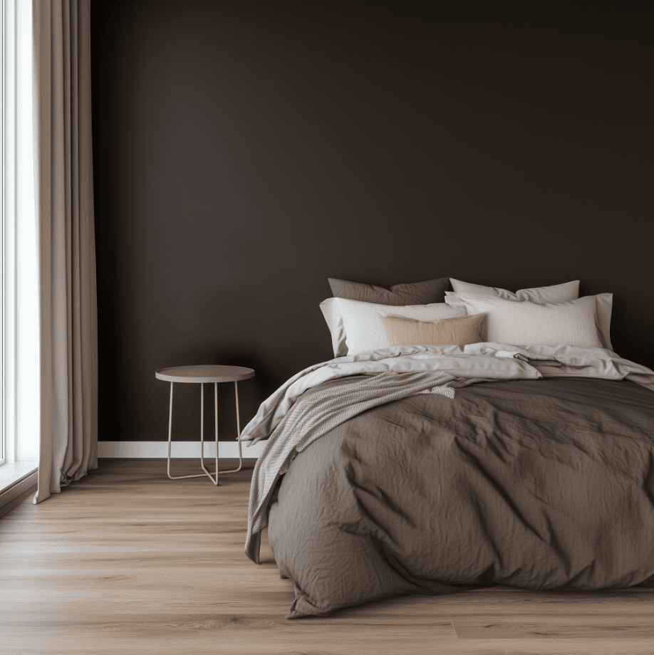 Chambre moderne avec mur marron foncé, lit confortable avec draps en tons neutres, table d'appoint minimaliste et rideaux beiges.