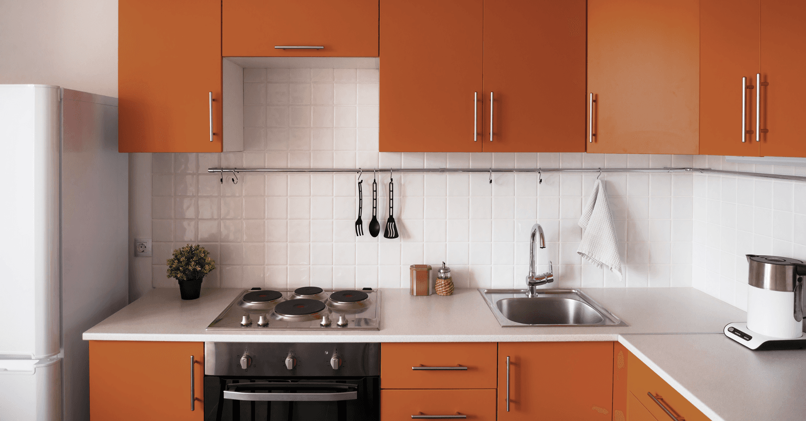 cuisine aux portes de placard orange terreux