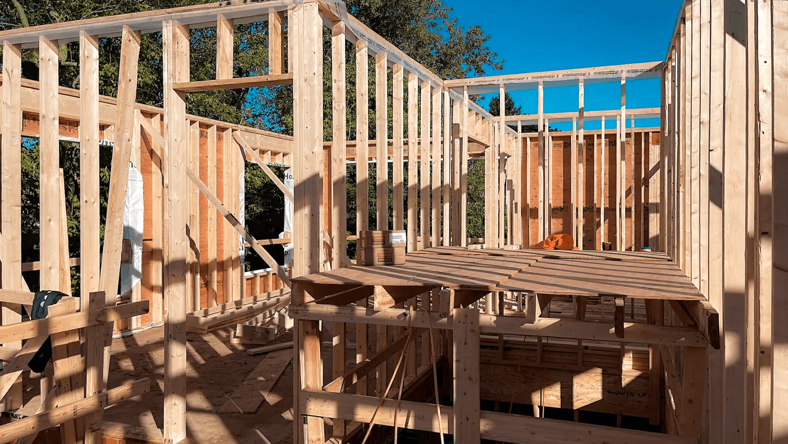 Structure en bois d'une maison à étage en construction.
