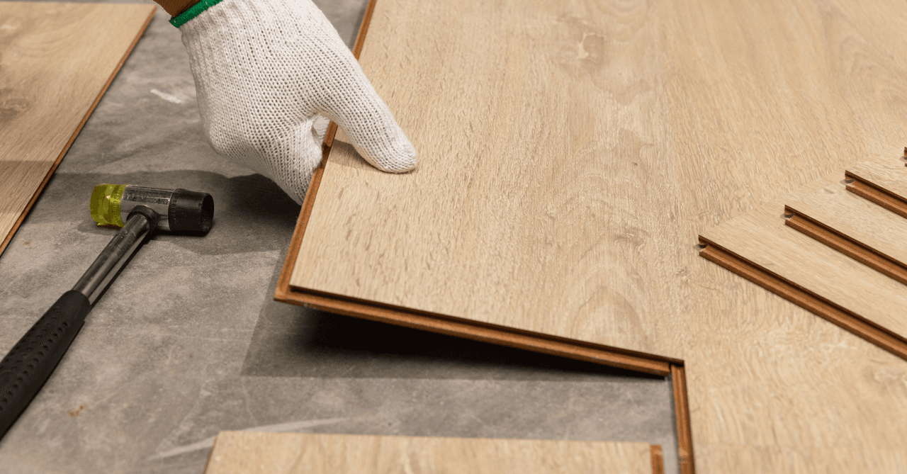 Pose de plancher en bois massif : lames de parquet brut, outil de pose et sous-couche