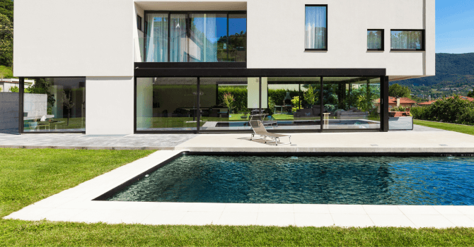 Piscine creusée en fibre de verre ou en béton