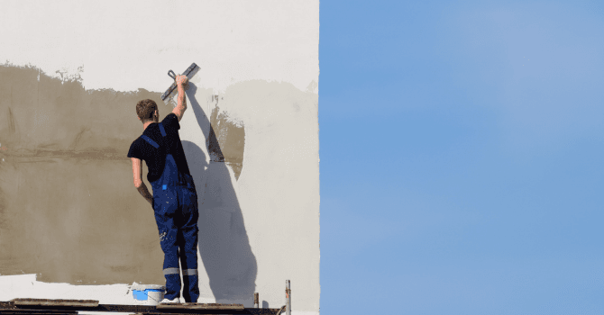 homme qui peinture un mur extérieur