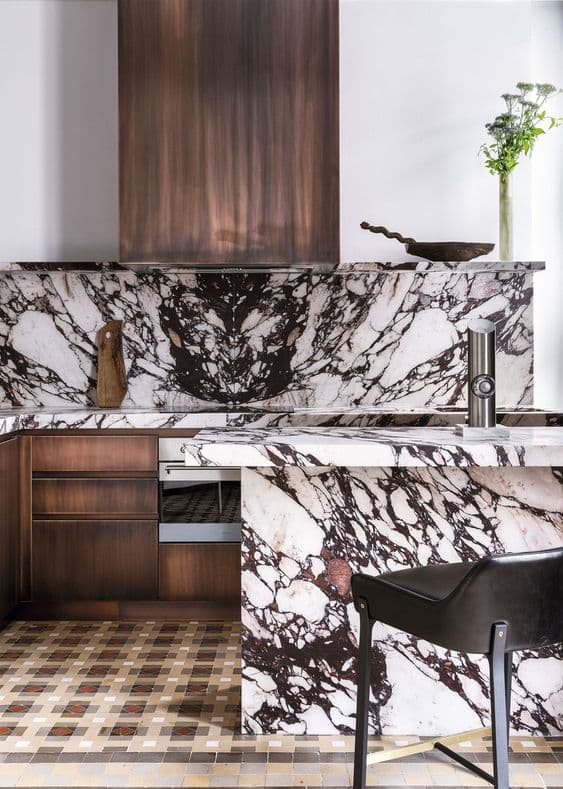 Comptoir de marbre et dosseret_Inspiration réno: 10 exemples de comptoirs en marbre