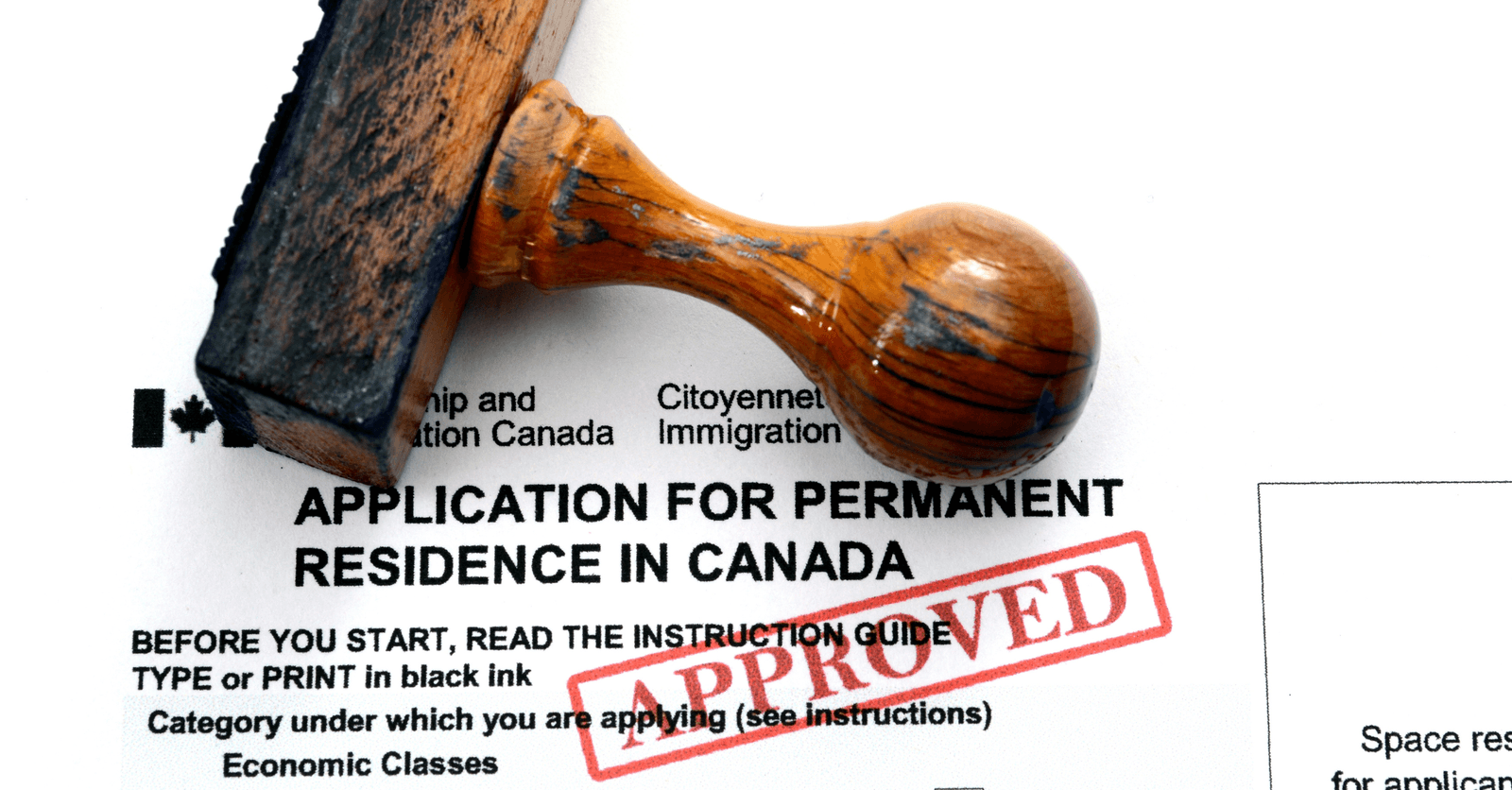Application de résident permanent canadien avec une étampe d'approbation