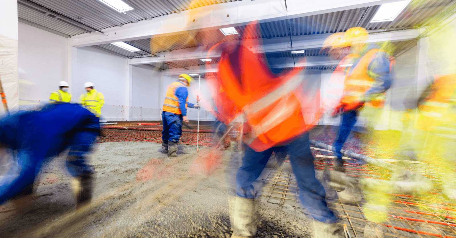 Entrepreneurs sur un chantier intérieur