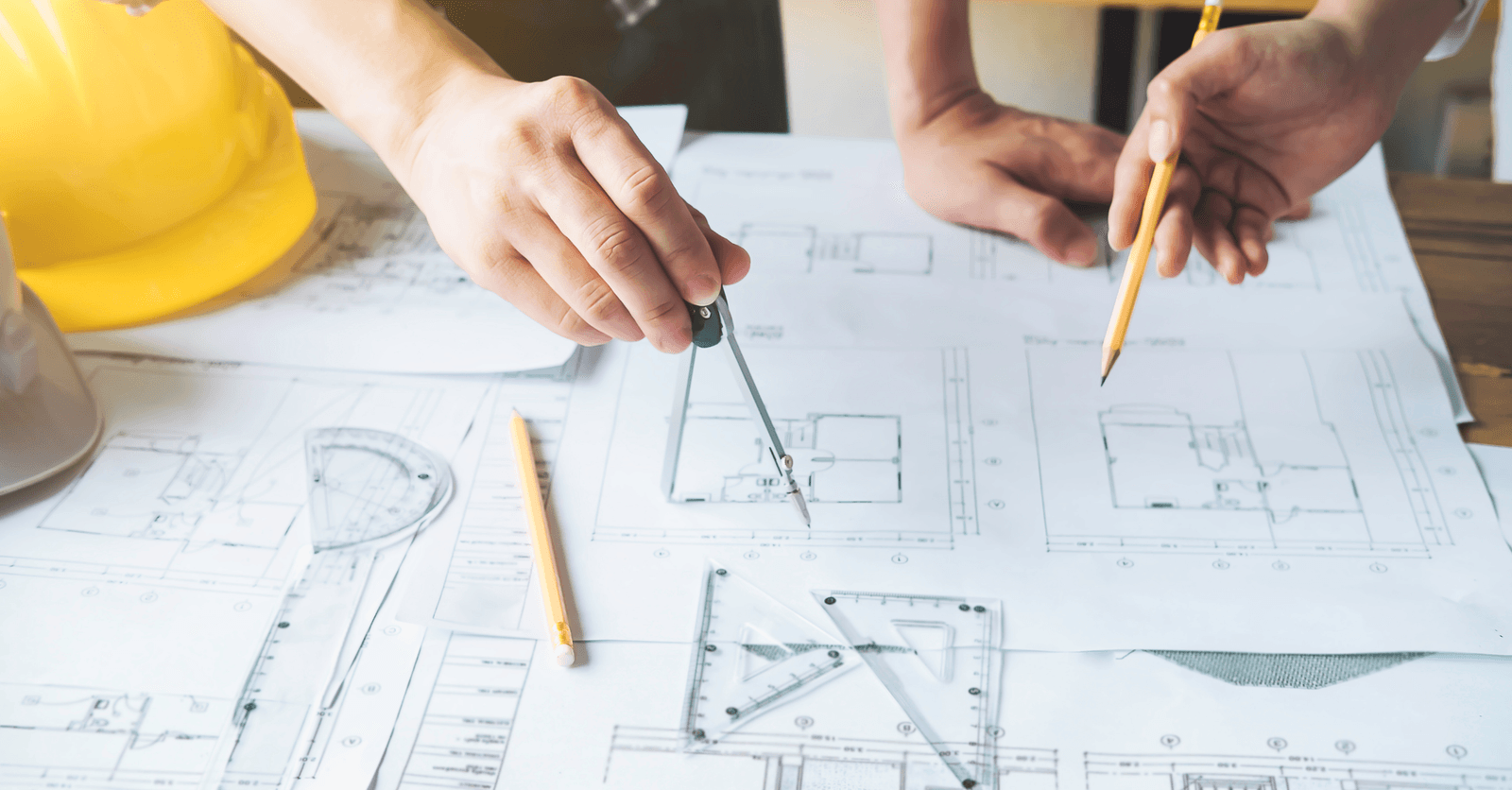 Architecte travaillant sur des plans