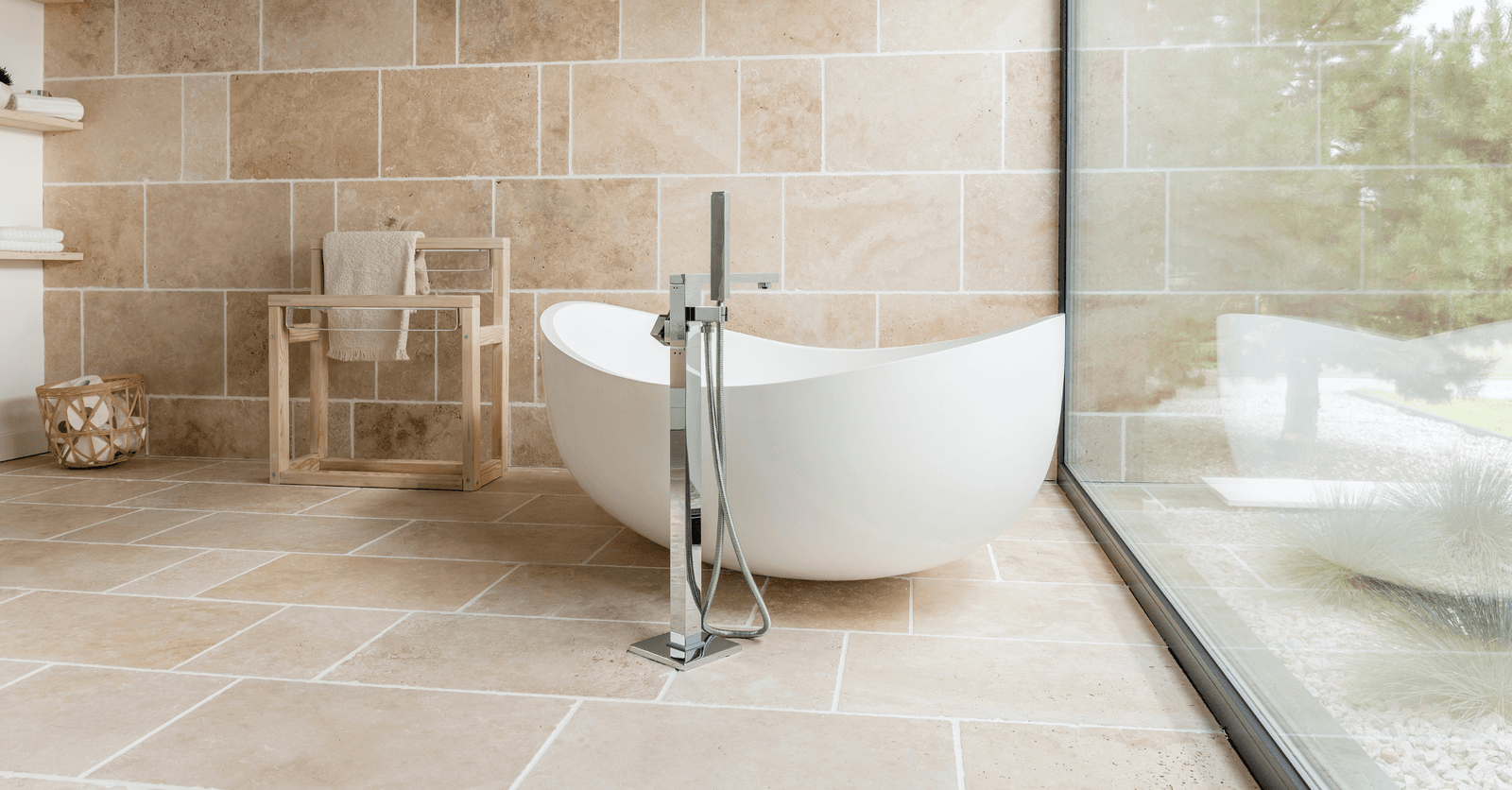 salle de bain avec plancher en tuiles de céramique