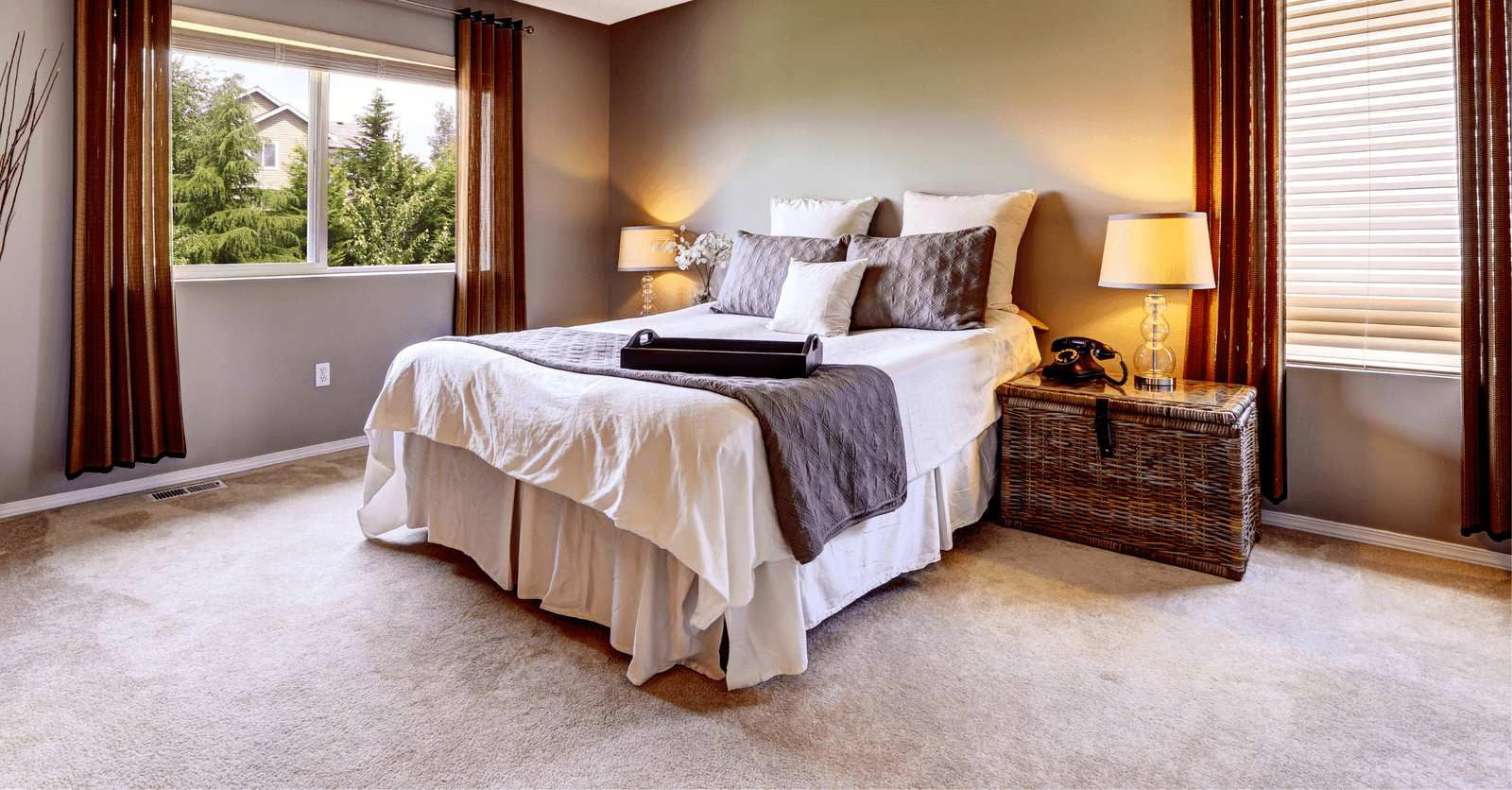 chambre d'adulte avec plancher en moquette