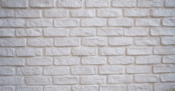 Décaper un mur de brique blanc