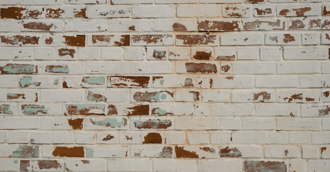 Restaurer un mur de brique avec un décapant chimique