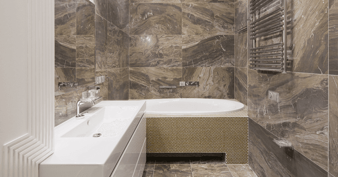 Petite salle de bain entièrement carrelée