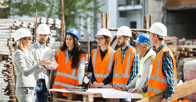 employé sur un chantier de construction
