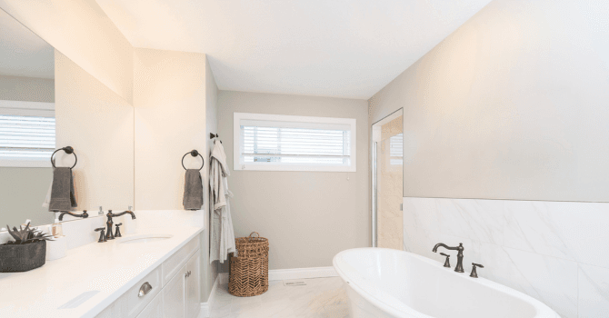 salle de bain blanches tons froid et chaud