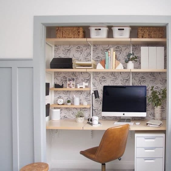 Bureau dans garde-robe